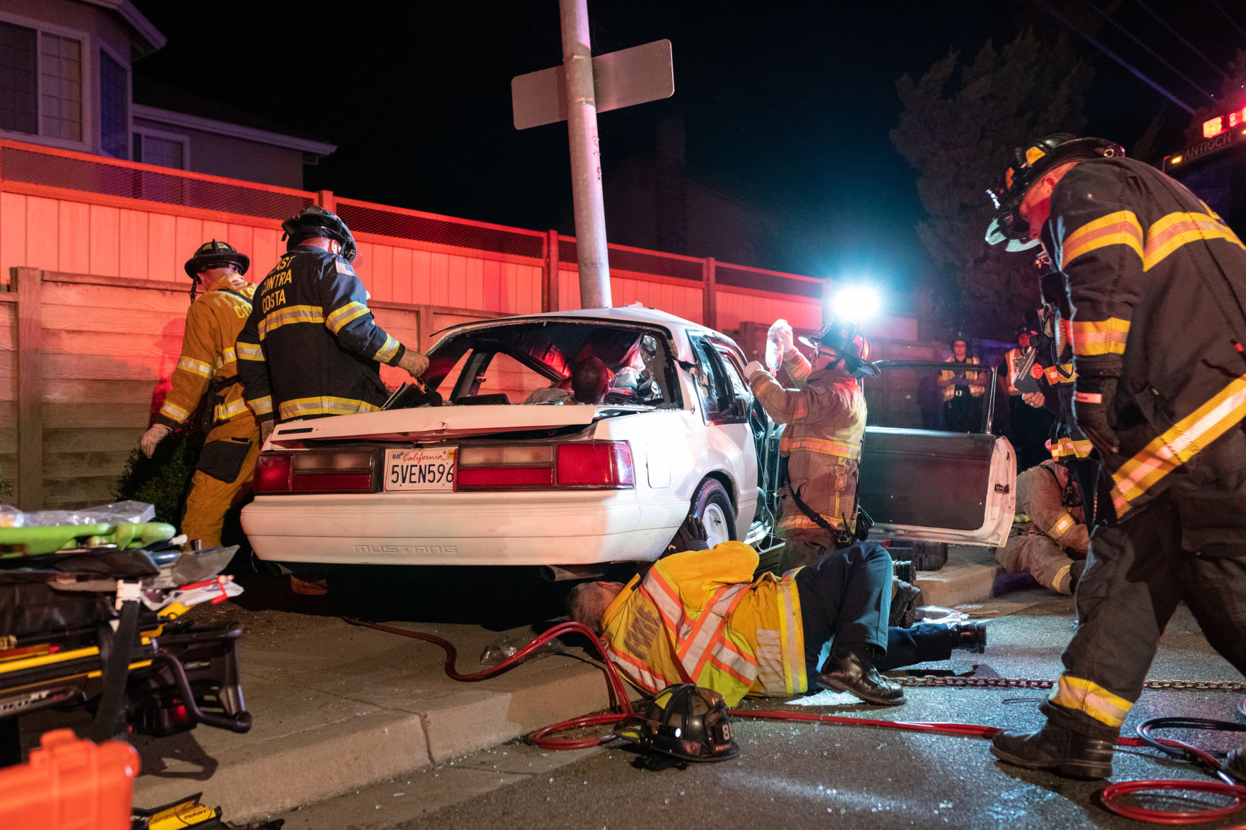 Car strikes light pole in Oakley